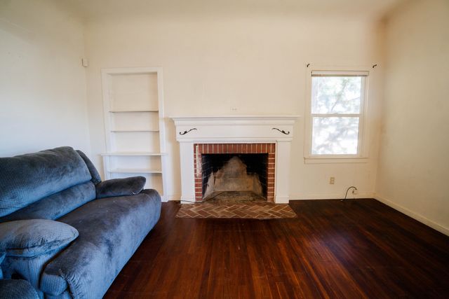 895 E Cross Avenue, Tulare, CA 93274