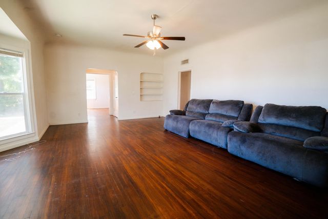 895 E Cross Avenue, Tulare, CA 93274