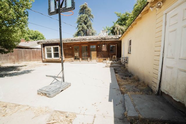 895 E Cross Avenue, Tulare, CA 93274