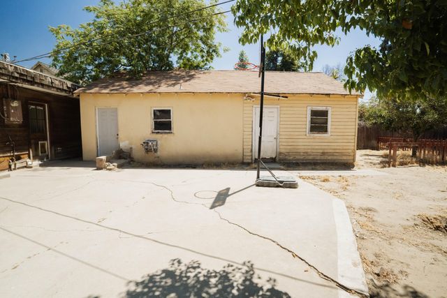 895 E Cross Avenue, Tulare, CA 93274