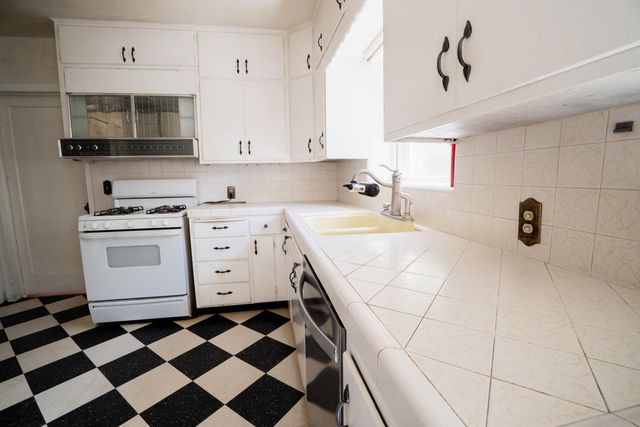 895 E Cross Avenue, Tulare, CA 93274