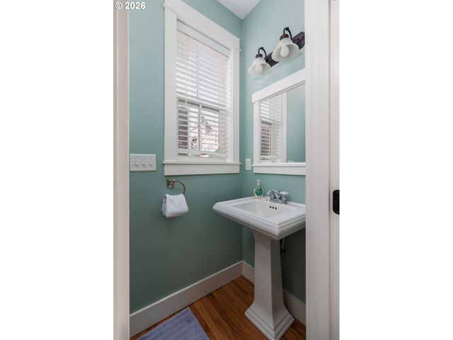 617 Sw 27TH Way, Lincoln City, OR 97367