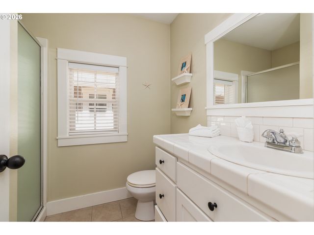 617 Sw 27TH Way, Lincoln City, OR 97367