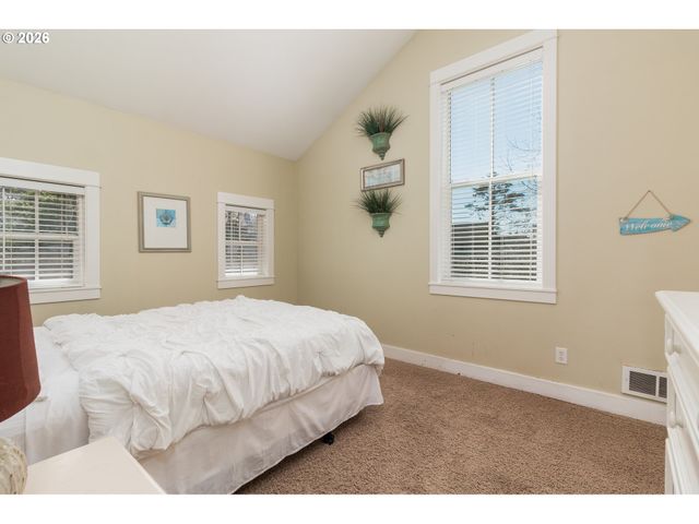 617 Sw 27TH Way, Lincoln City, OR 97367