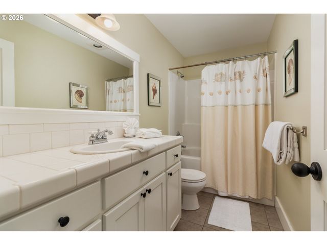 617 Sw 27TH Way, Lincoln City, OR 97367