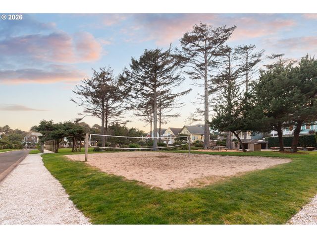 617 Sw 27TH Way, Lincoln City, OR 97367