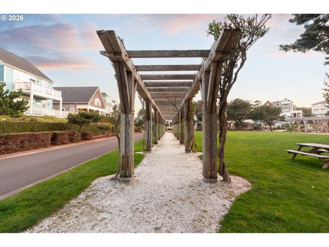 617 Sw 27TH Way, Lincoln City, OR 97367