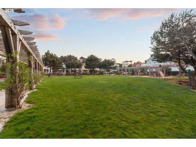 617 Sw 27TH Way, Lincoln City, OR 97367