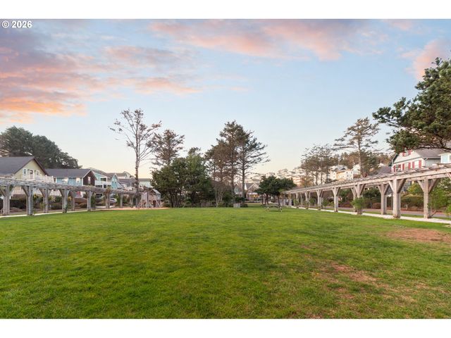617 Sw 27TH Way, Lincoln City, OR 97367
