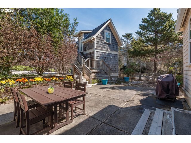 617 Sw 27TH Way, Lincoln City, OR 97367