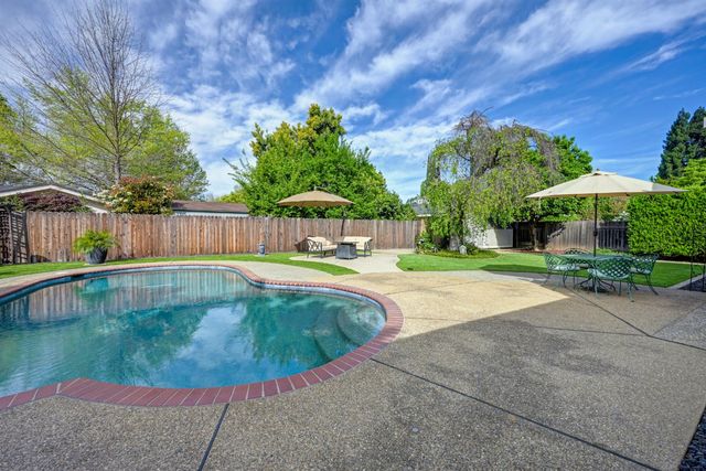 1045 Harrington Way, Carmichael, CA 95608