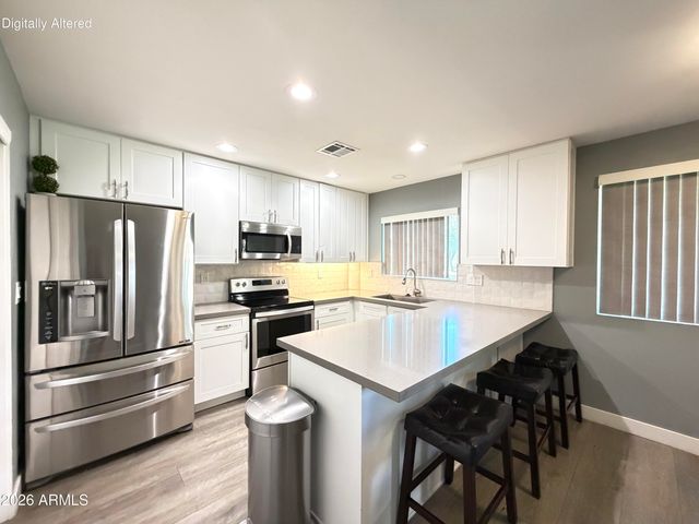 4460 E BELLEVIEW Street, Phoenix, AZ 85008