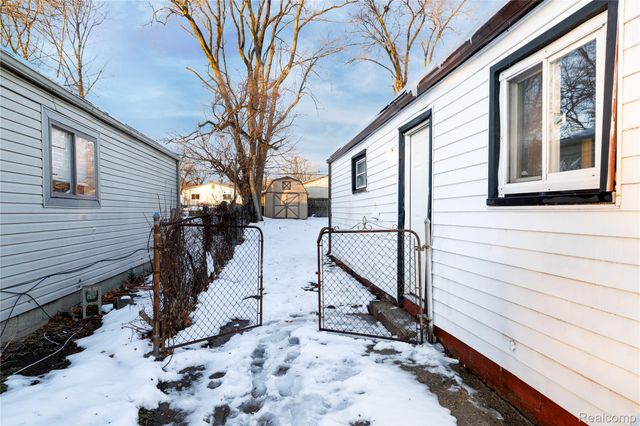 152 W Mansfield Avenue, Pontiac, MI 48340