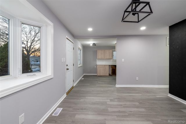 152 W Mansfield Avenue, Pontiac, MI 48340