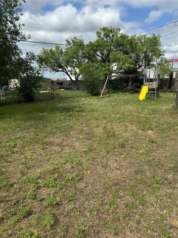 133 East Street, Tye, TX 79563