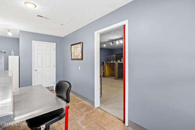 2949 Samples Rd, Louisville, TN 37777