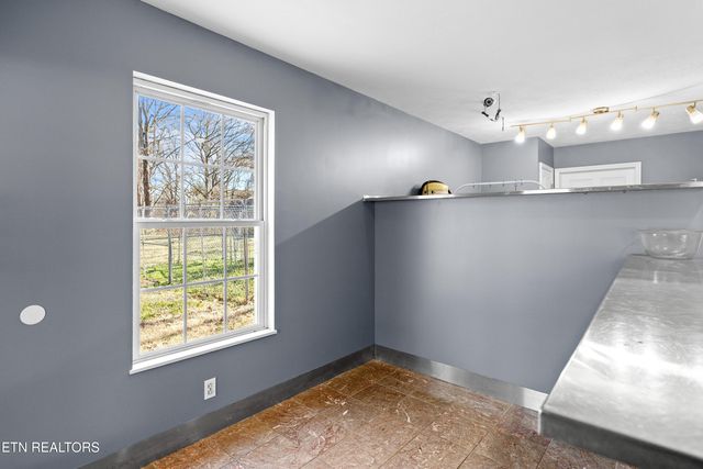 2949 Samples Rd, Louisville, TN 37777