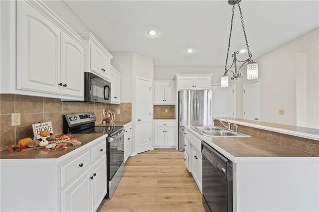 706 NW Green Drive, Grain Valley, MO 64029