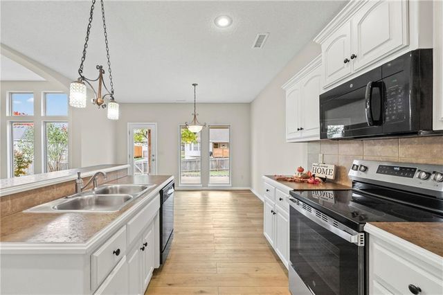 706 NW Green Drive, Grain Valley, MO 64029