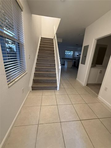 2731 SE 15th St 2731, Homestead, FL 33035