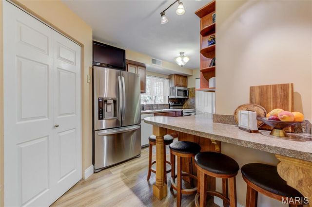 307 Twistedoak Court, Ballwin, MO 63021