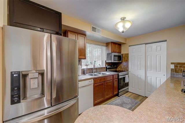 307 Twistedoak Court, Ballwin, MO 63021