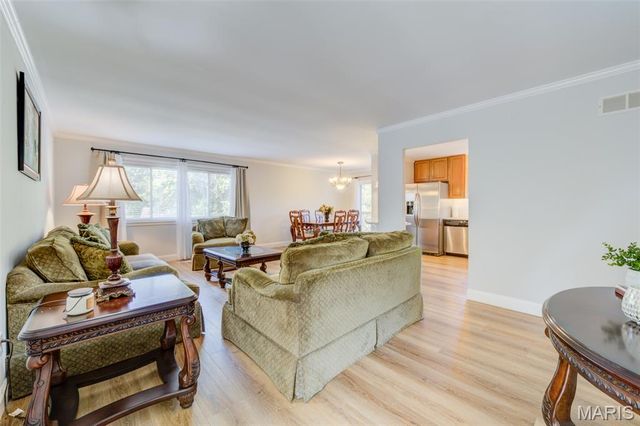 307 Twistedoak Court, Ballwin, MO 63021
