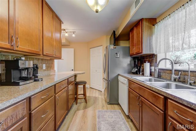 307 Twistedoak Court, Ballwin, MO 63021