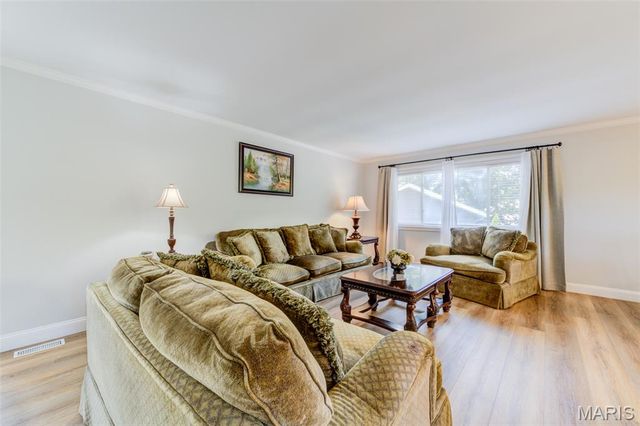 307 Twistedoak Court, Ballwin, MO 63021