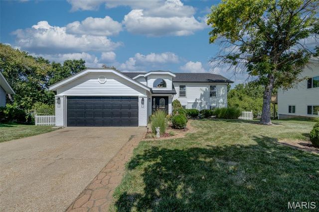 307 Twistedoak Court, Ballwin, MO 63021