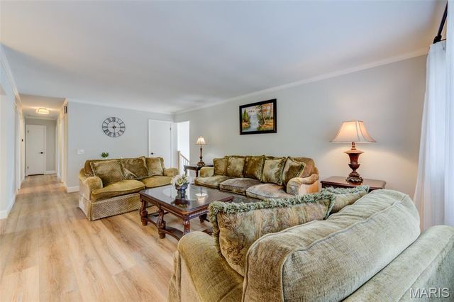 307 Twistedoak Court, Ballwin, MO 63021