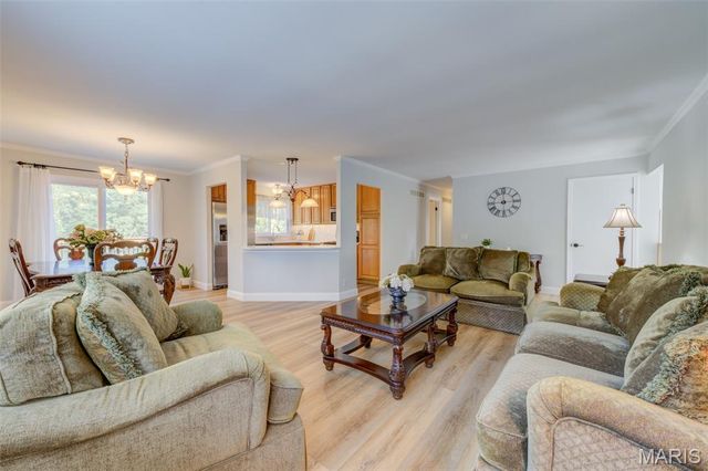 307 Twistedoak Court, Ballwin, MO 63021