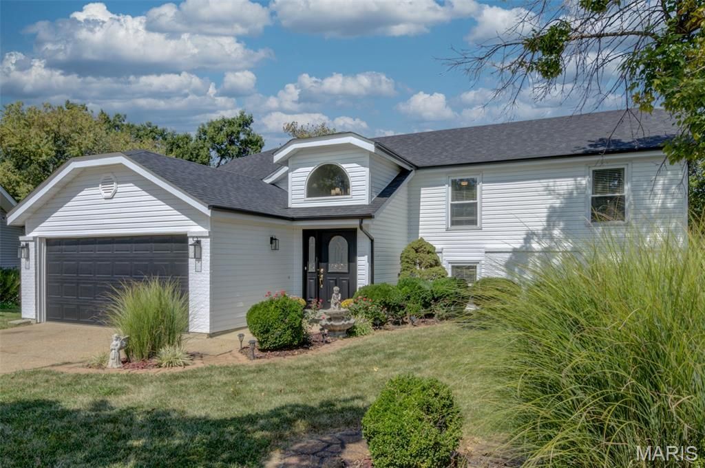 307 Twistedoak Court, Ballwin, MO 63021