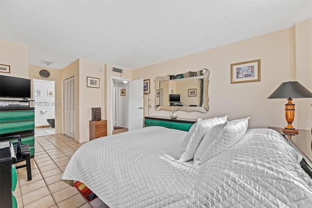 16465 NE 22nd Ave 302, North Miami Beach, FL 33160