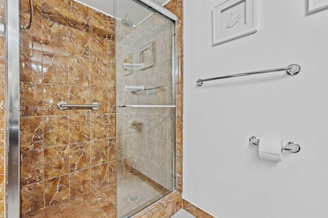 16465 NE 22nd Ave 302, North Miami Beach, FL 33160