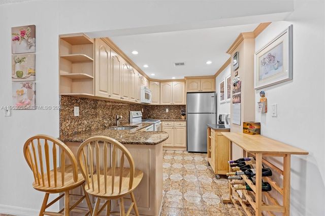 16465 NE 22nd Ave 302, North Miami Beach, FL 33160