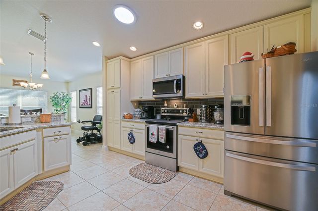 10158 JULIA ISLES AVENUE, Oxford, FL 34484