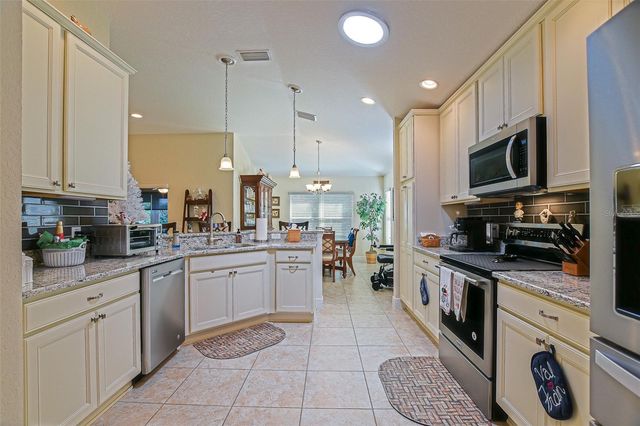 10158 JULIA ISLES AVENUE, Oxford, FL 34484