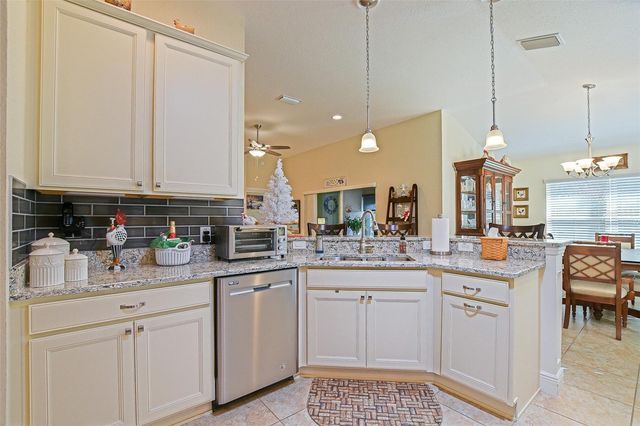 10158 JULIA ISLES AVENUE, Oxford, FL 34484