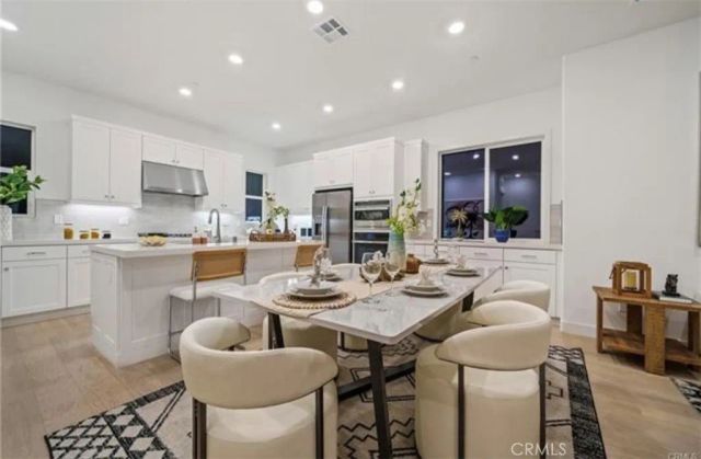 273 LYNX, Irvine, CA 92618