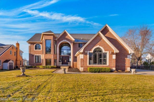 985 JAMES K Boulevard, Sylvan Lake, MI 48341