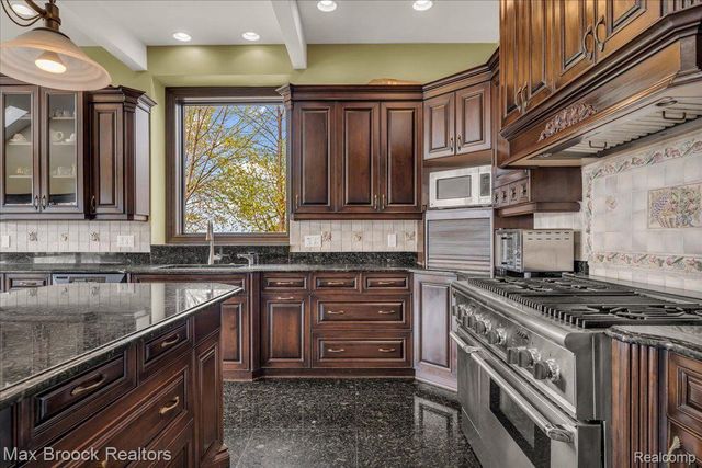 985 JAMES K Boulevard, Sylvan Lake, MI 48341