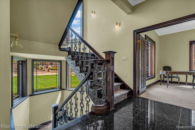 985 JAMES K Boulevard, Sylvan Lake, MI 48341