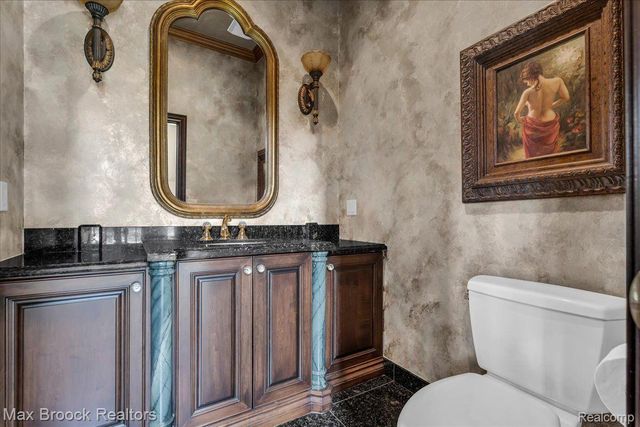 985 JAMES K Boulevard, Sylvan Lake, MI 48341