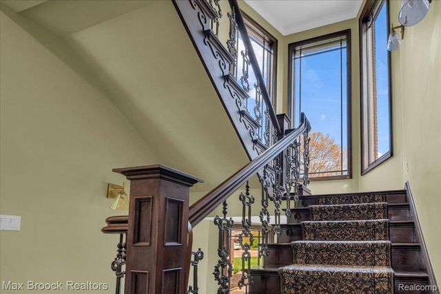 985 JAMES K Boulevard, Sylvan Lake, MI 48341