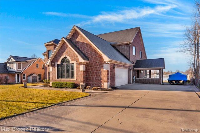 985 JAMES K Boulevard, Sylvan Lake, MI 48341