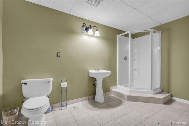 985 JAMES K Boulevard, Sylvan Lake, MI 48341