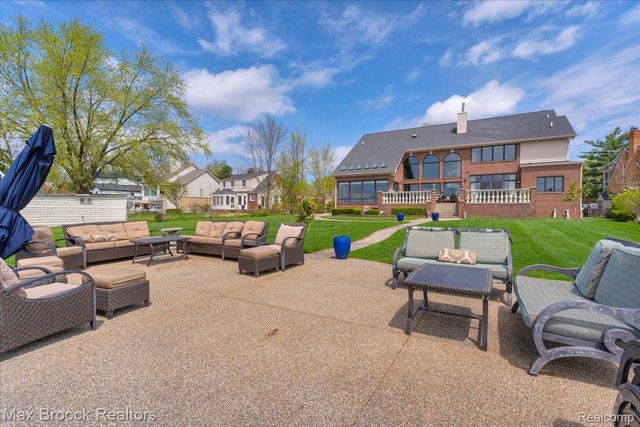 985 JAMES K Boulevard, Sylvan Lake, MI 48341