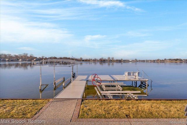 985 JAMES K Boulevard, Sylvan Lake, MI 48341