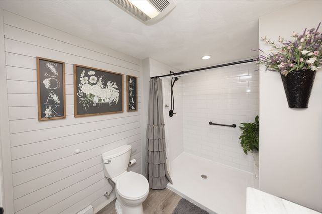 32 Crestwood Dr, Southbridge, MA 01550